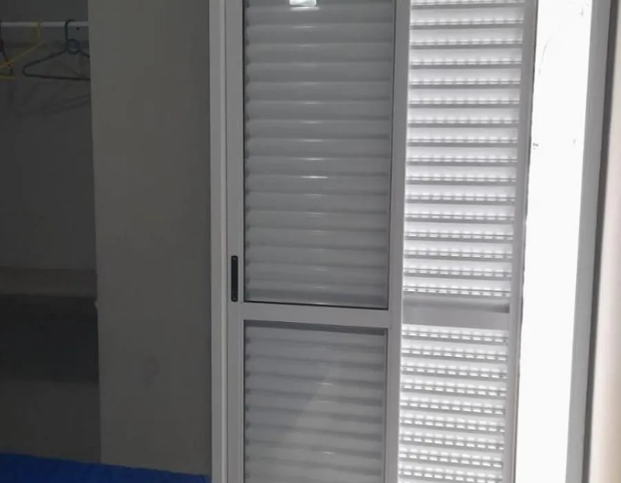 Ap um dormitório com ar condicionado ou ventiladores de teto, churrasqueira-1