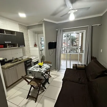 Ap um dormitório com ar condicionado ou ventiladores de teto, churrasqueira-3